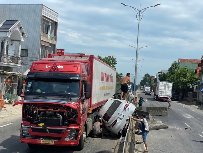 Kinh hãi xe container “kẹp” ô tô con trên Quốc lộ 1