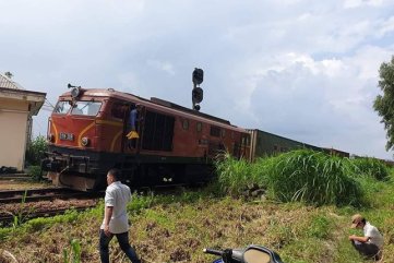 Mải nói chuyện điện thoại, người đàn ông bị tàu hỏa tông tử vong tại chổ