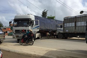 Xe dăm tông xe tải tại Bình Thạnh