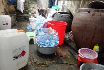Một cơ sở sản xuất ở Quảng Ngãi đã sử dụng axit pha với nước lã để tạo thành giấm ăn.