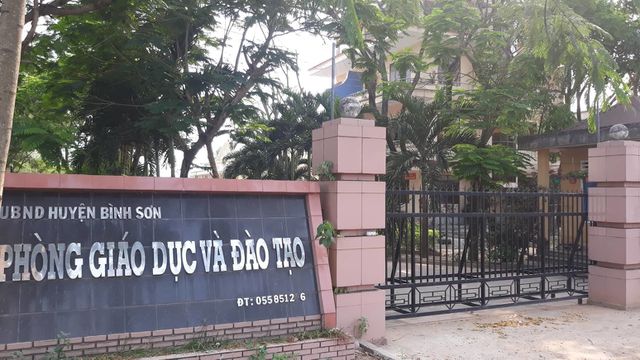Cán bộ Phòng Giáo dục thu tiền 