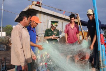 Ngư dân Quảng Ngãi hành nghề trên vùng biển Hoàng Sa bị tàu nước ngoài truy đuổi