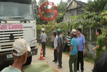 Bình Sơn: TAI NẠN GIAO THÔNG HI HỮU, MỘT CÔNG NHÂN BỊ Ô TÔ CÁN CHẾT THẢM SAU KHI VA CON BÒ