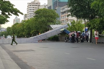 Cổng chào trên phố đi bộ đổ, một thanh niên đi xe biển Quảng Ngãi trọng thương