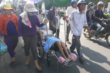 Đẩy nạn nhân bị liệt đi suốt 8km dưới trời nắng để phản đối kết luận điều tra