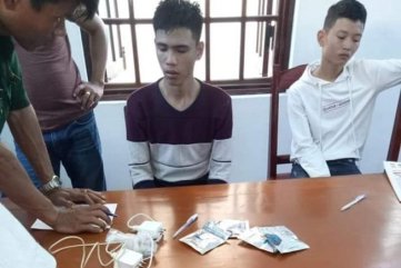 Phê cỏ Mỹ, nam thanh niên 'bay' ra khỏi tàu cao tốc