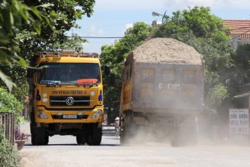 Người dân chặn xe chở đất cát gây ô nhiễm trên Quốc lộ 24B