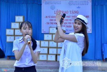 Diễn viên Minh Thư, ca sĩ Lâm Trí Tú 'đội nắng' đi trao sách tại Quảng Ngãi