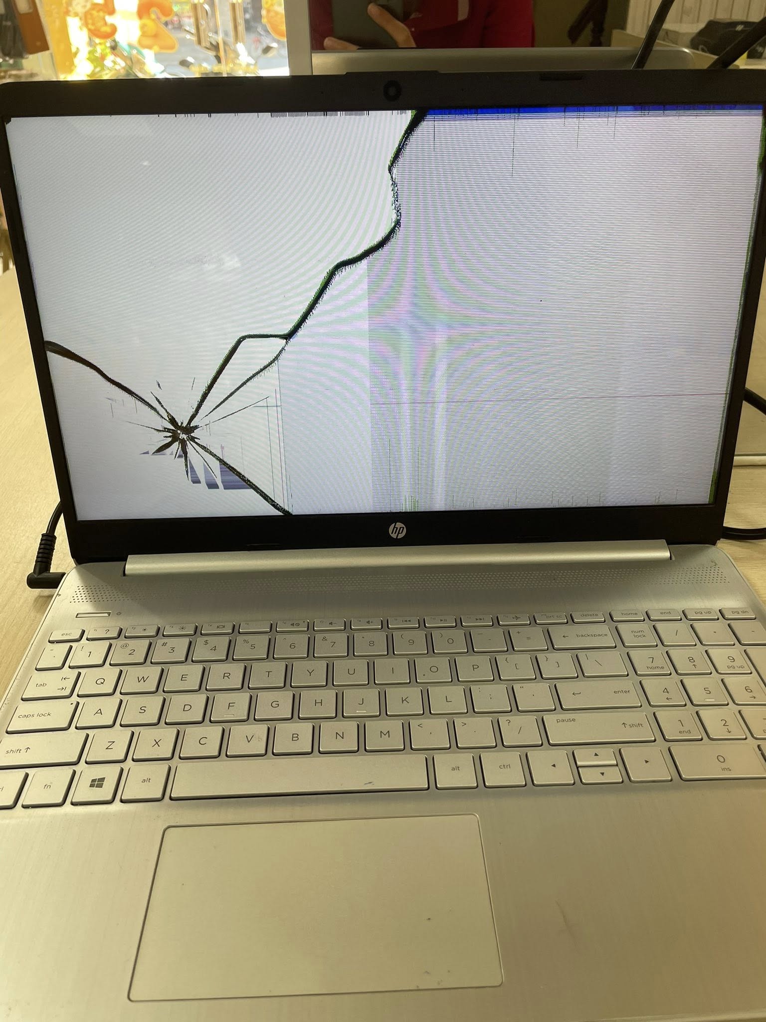 Laptop chẳng may bị bể màn, không hiển thị được