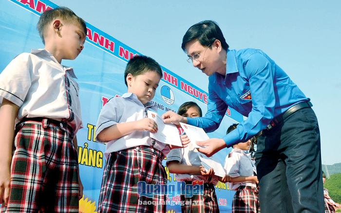 Cống hiến sức trẻ và trí tuệ