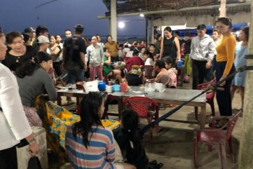 Tắm biển, cả nhóm học sinh bị sóng cuốn