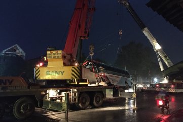 Xe khách chở gần 40 người nằm chênh vênh trên dải phân cách QL1A