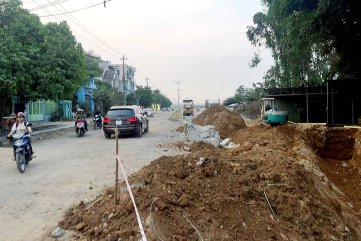 Cầu gần 650 tỷ làm xong nửa năm vẫn chờ đường dẫn