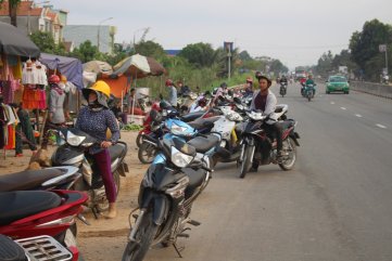 Quảng Ngãi: Chợ tự phát lấn chiếm Quốc lộ 1A, gây mất an toàn giao thông
