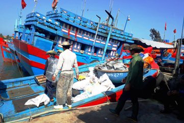 Khan hiếm lao động đi biển: Tàu thuyền gác bến nằm bờ