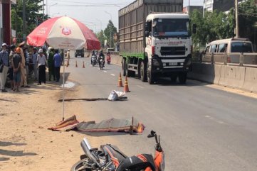 Nam sinh viên đi học về bị ô tô chở gỗ dăm cán tử vong