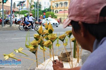 Hoa hồng từ lá dừa, món quà bình dị cho ngày 8/3