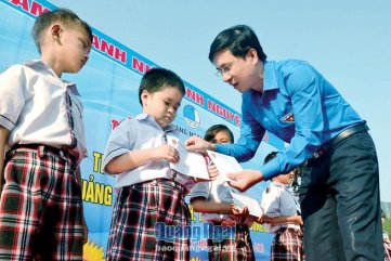Cống hiến sức trẻ và trí tuệ