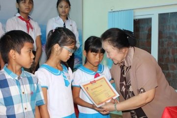 Trao 160 suất học bổng cho học sinh dân tộc thiểu số và con ngư dân