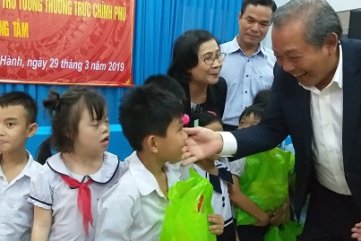 Phó Thủ tướng Thường trực Chính phủ Trương Hòa Bình thăm, tặng quà Trung tâm nuôi dạy trẻ khuyết tật Võ Hồng Sơn