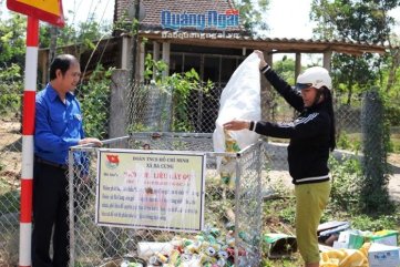 Thu gom phế liệu, giúp đỡ học sinh khó khăn