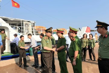 Bộ trưởng Tô Lâm thăm và làm việc tại huyện đảo Lý Sơn