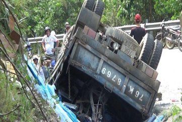 Xe tải lật giữa đèo, 1 người tử vong, 3 tấn kính văng tung toé