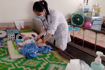 Nắng nóng kéo dài, trẻ nhập viện tăng cao