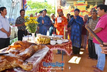 Dân làng giỗ Tổ Hùng Vương