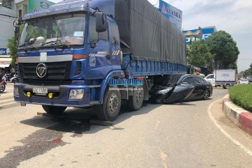 Ô tô con bị cuốn vào gầm xe tải, tài xế thoát chết