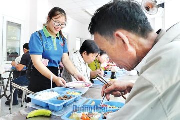 Quán cơm xã hội Nụ cười sông Trà: Dừng hoạt động do khó khăn về kinh phí