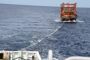 Lai dắt tàu cá và 7 ngư dân về đất liền ở Quảng Ngãi