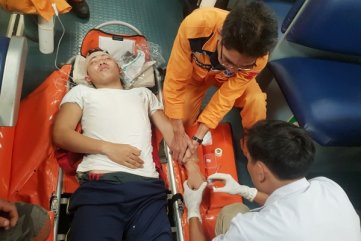 Vượt 300 hải lý cứu thuyền viên Quảng Ngãi bị tai nạn trên biển