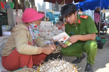 Kiểm tra đột xuất 48 điểm bán tỏi Lý Sơn