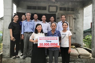 CLB Nhà báo nữ trao 50 triệu đồng xây nhà tình thương cho phụ nữ nghèo